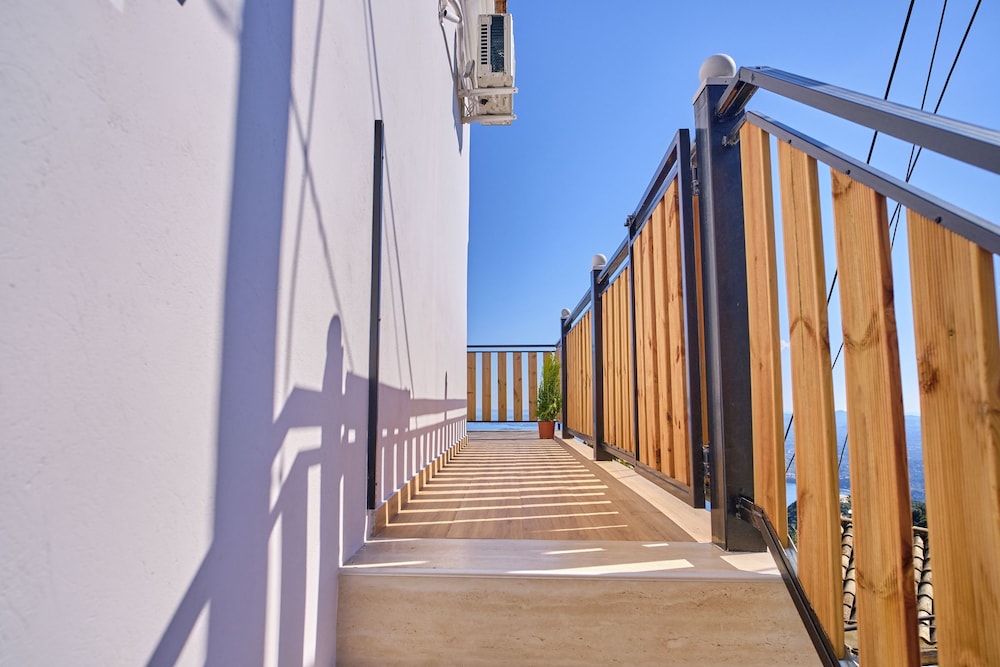 Christine's Seaview by Corfuescapes