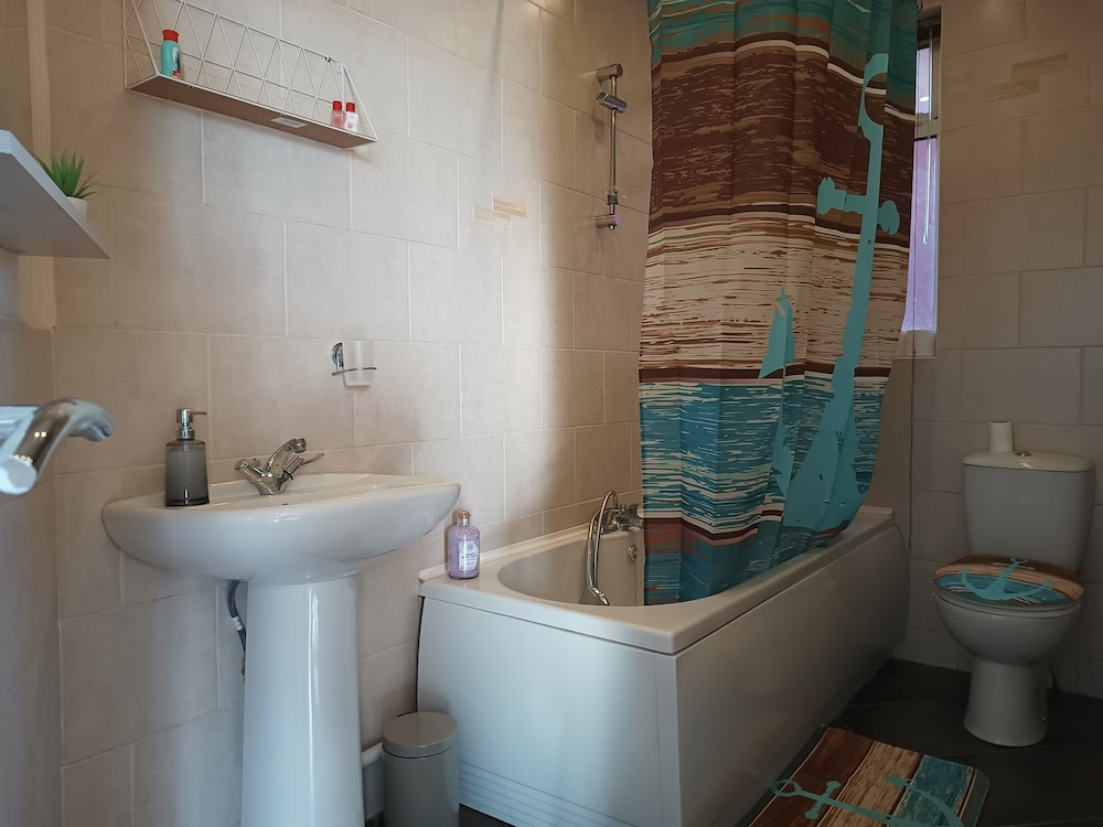 Roman Bank Flat With Spa Bath and Mermaids Teepee view 3