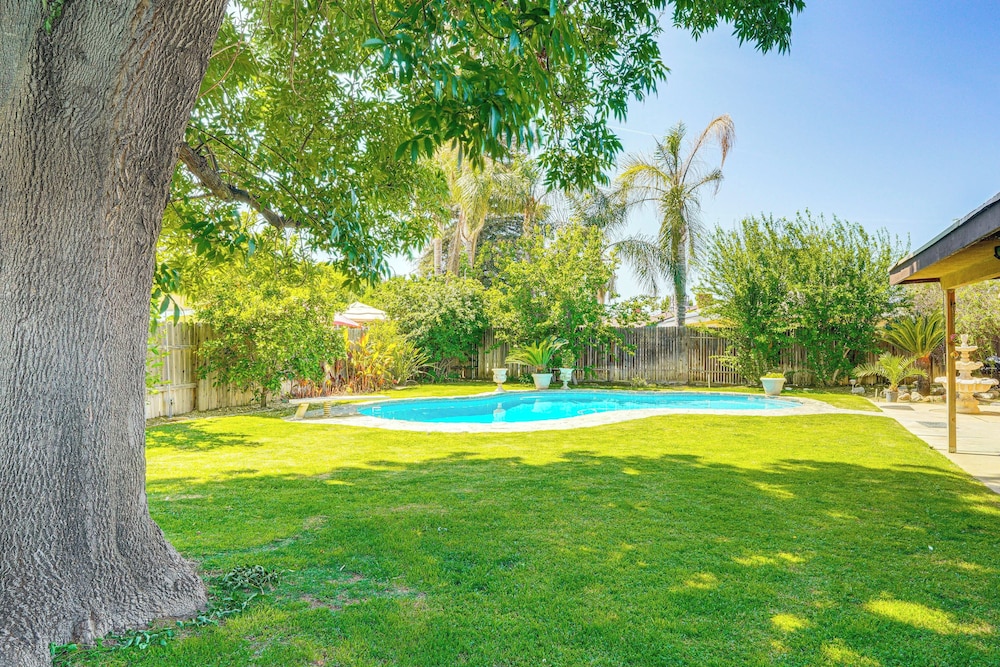 7 Mi to Dtwn: Poolside Paradise in Bakersfield!