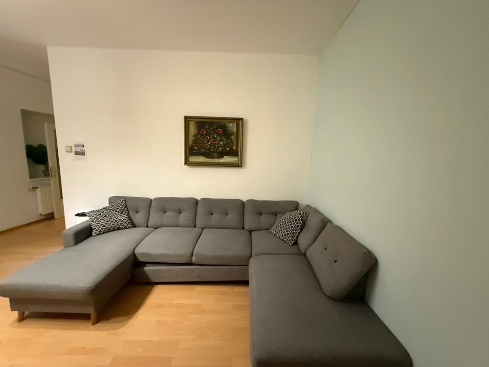 2BR Plus LR Apartment Sleeps 6 Central