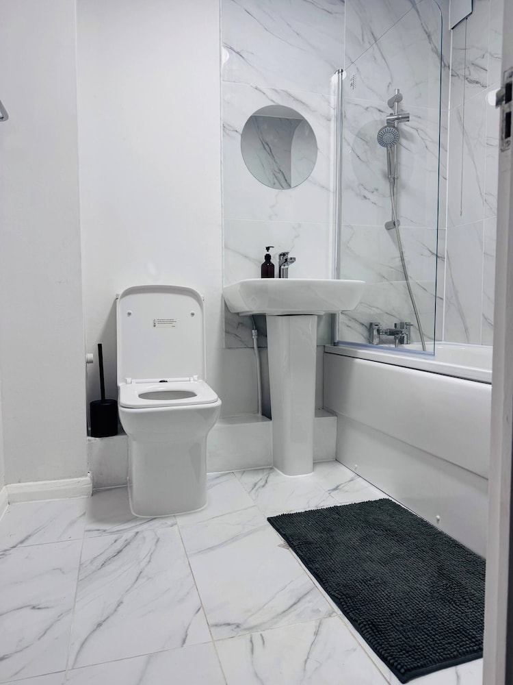 Stylish 1 Bed Flat Lakeside Shopping Mall