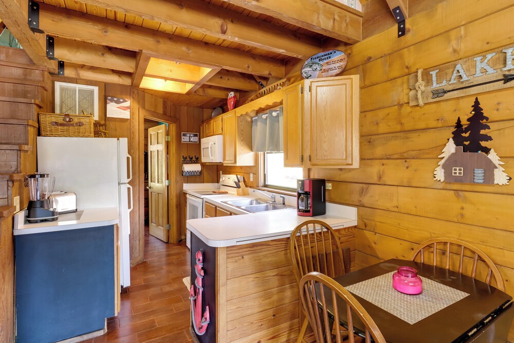 Access to Lake Okeechobee: Cabin w/ Perks!
