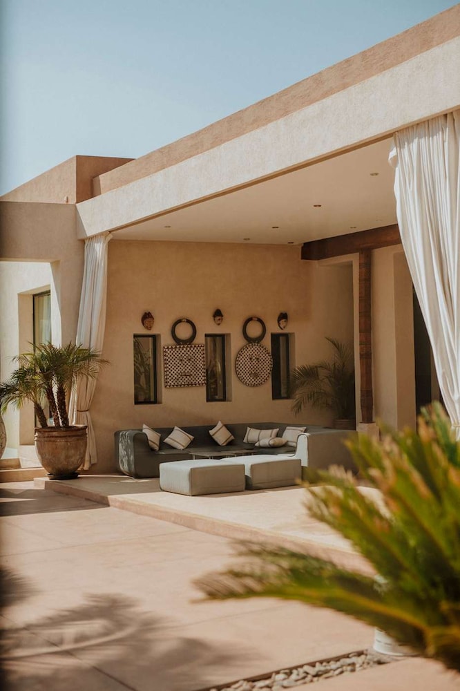 The Garden of Siredrah an Oasis With Pool and Hammam