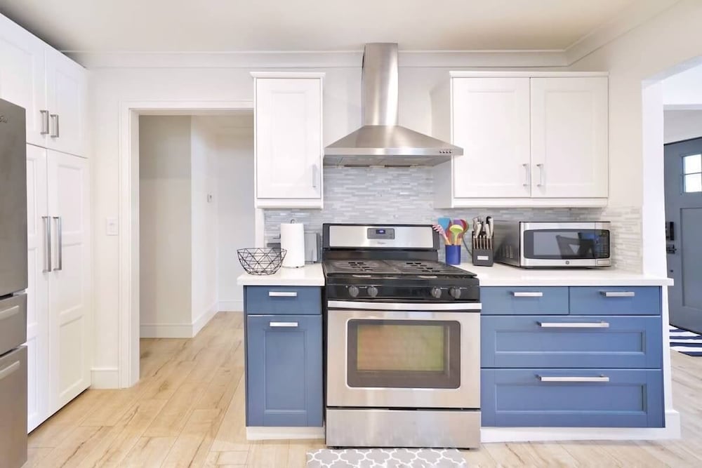 @ Marbella Lane - Vibrant 4BR RWC Ldry + P
