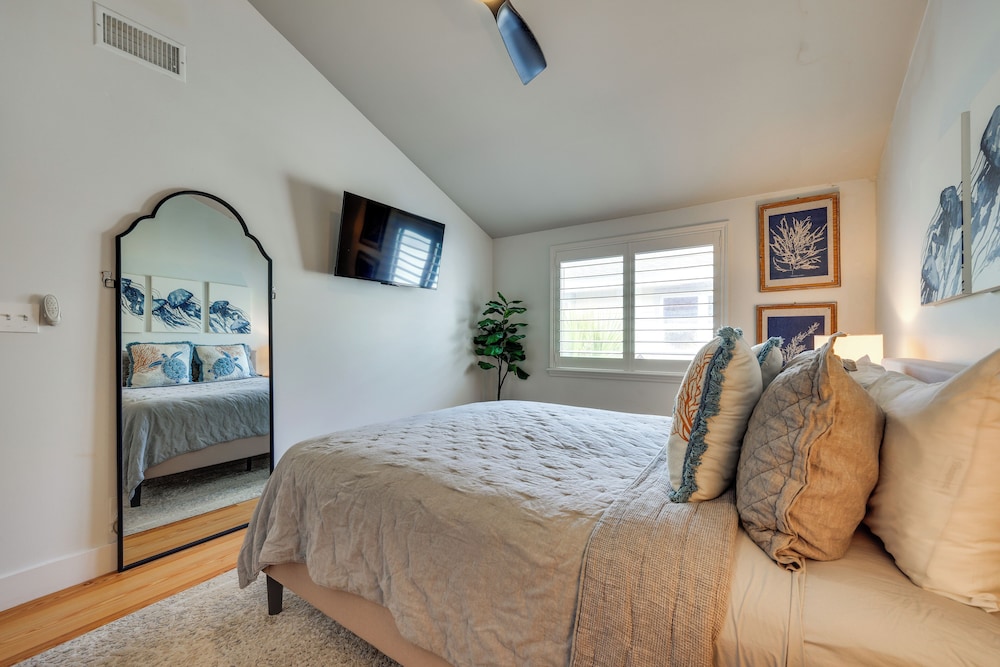 Steps to Sand: Townhome w/ Balcony in Jax Beach!