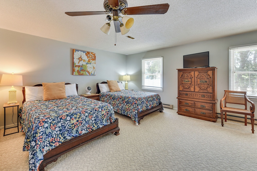 On Lake Tillery: Spacious Home w/ Screened Porch!