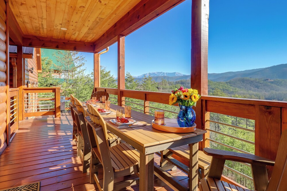 Majestic Mountain Views: Sevierville Escape!