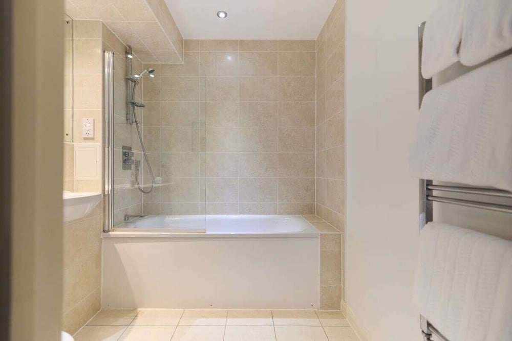The Enfield Sanctuary - Modern 1bdr Flat With Balcony