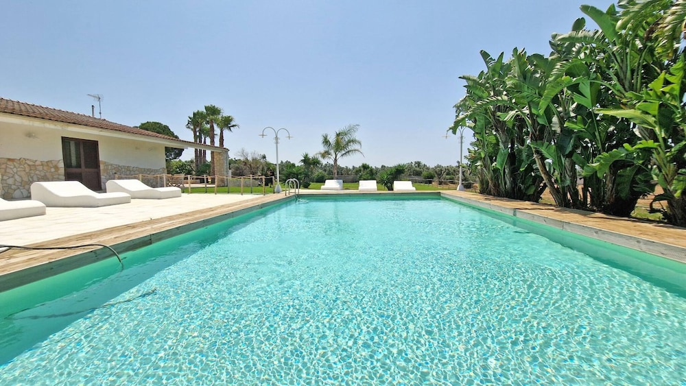 Villa With Swimming Pool Sleeps 8 Three Bedrooms