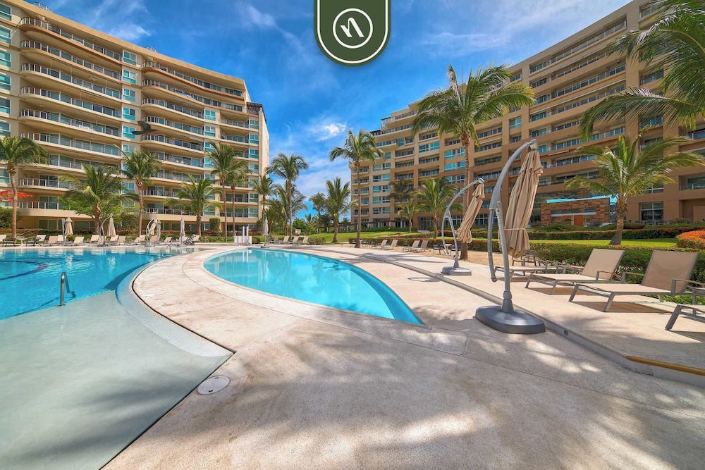 Luxury 4 BR Condo - Private Beachfront Deck With Pool