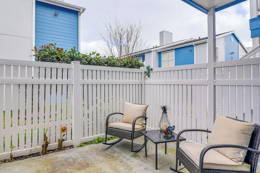 < 1 Mi to Beach: Galveston Condo w/ Fenced Patio