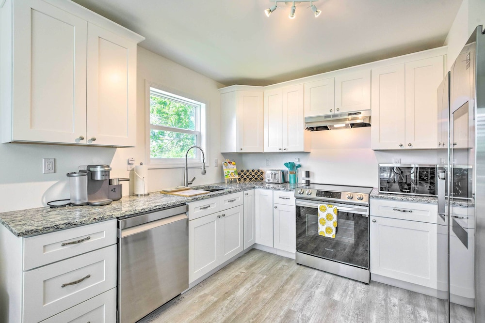 Near Downtown + Ocean: Sarasota Getaway view 4