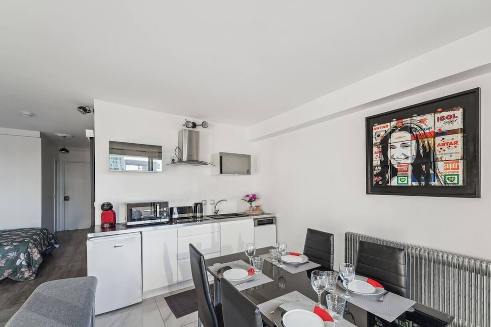 Spacious Studio Balcony -La D Fense-bail Mobilit