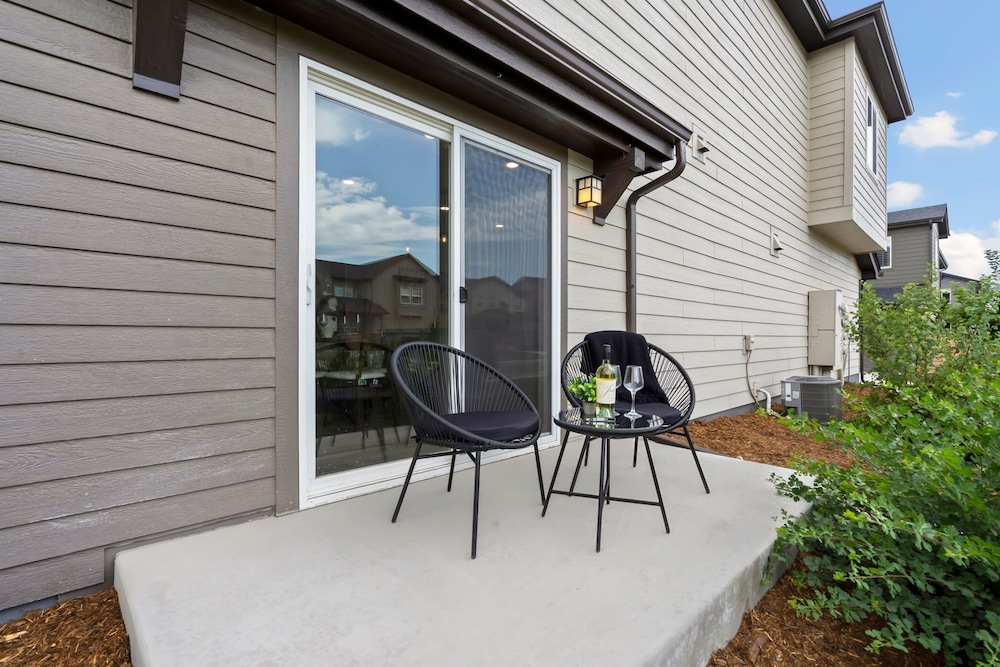 Mosaic Modern - Dog Friendly, Pool + King Suite