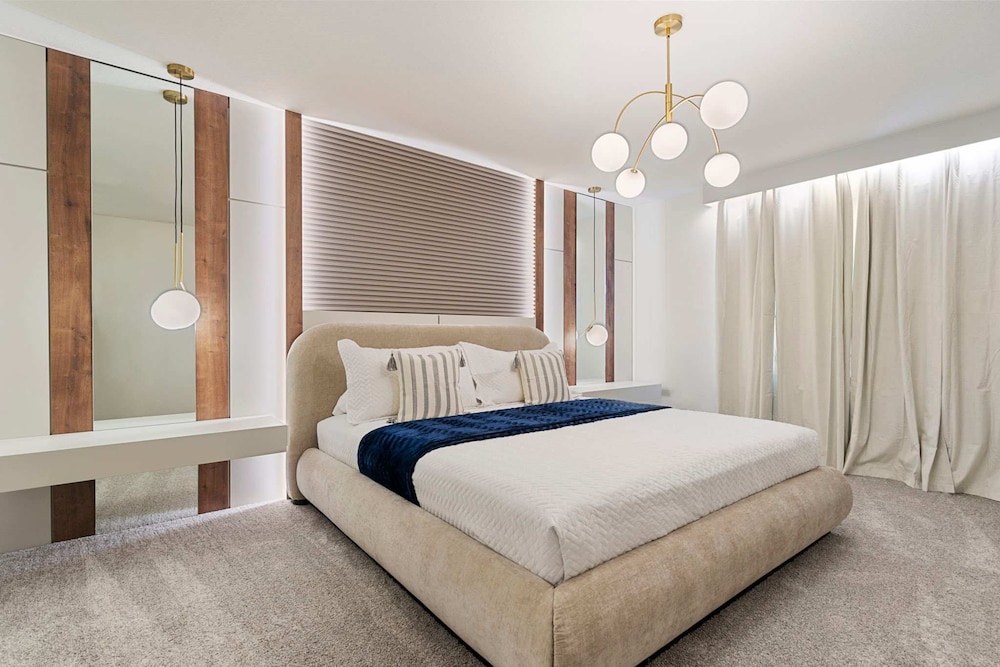 1149 Spacious Family 5-bedroom Townhome
