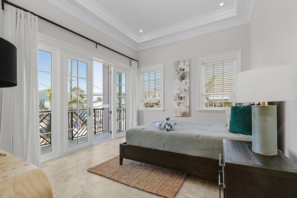 260 Coastal Luxe Retreat: 5bd/4.5ba, Pool & Spa, Water Views 5 Bedroom Home