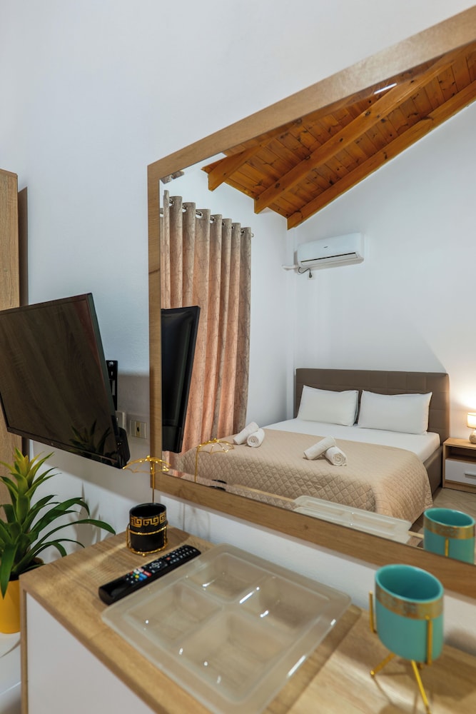 Atlantis Hotel & Apartments