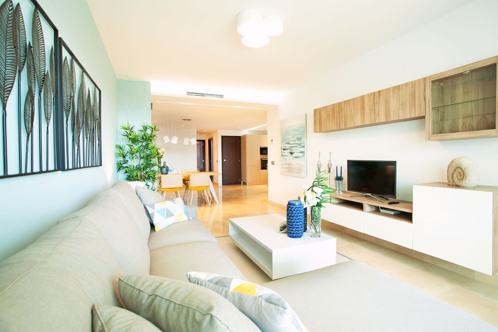 Modern Apartment With Pool