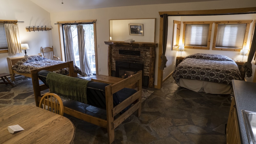 Whittaker's Motel & Historic Bunkhouse