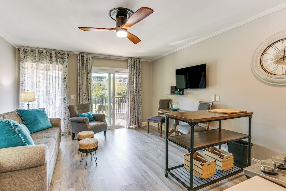 Pool, Tennis & Gym: Resort Condo in Hilton Head!