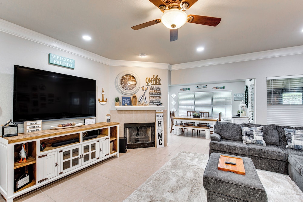 Home on Lake Granbury w/ Hot Tub: 5 Mi to Dtwn!