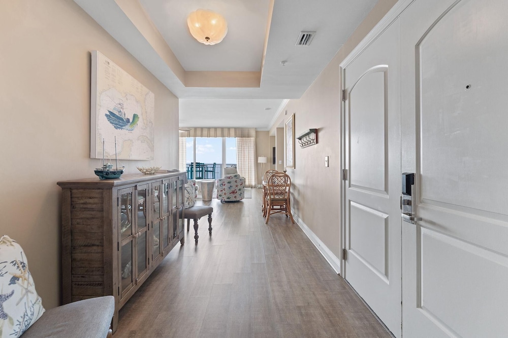 Indigo East 901 + Den W/cabana !