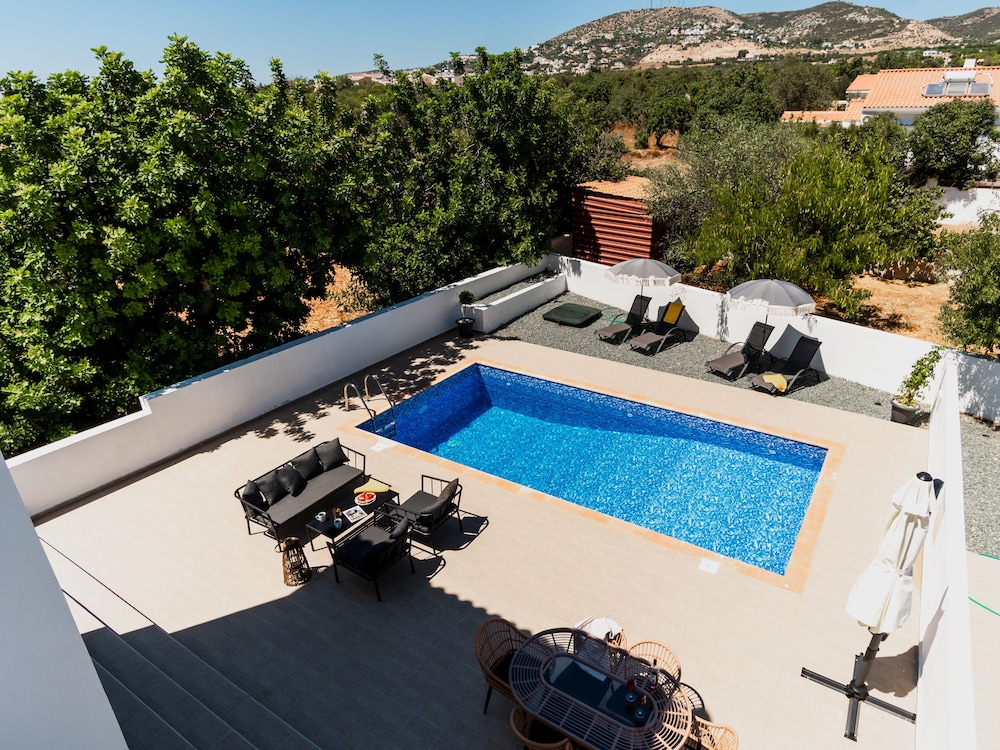 Sanders White Mountains - Modern Villa With Pool