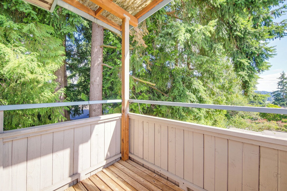 < 1 Mi to Lake Washington: Peaceful Apt in Kenmore