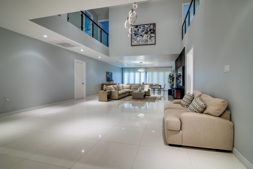 Luxury Oceanfront Villa Fully Staffed