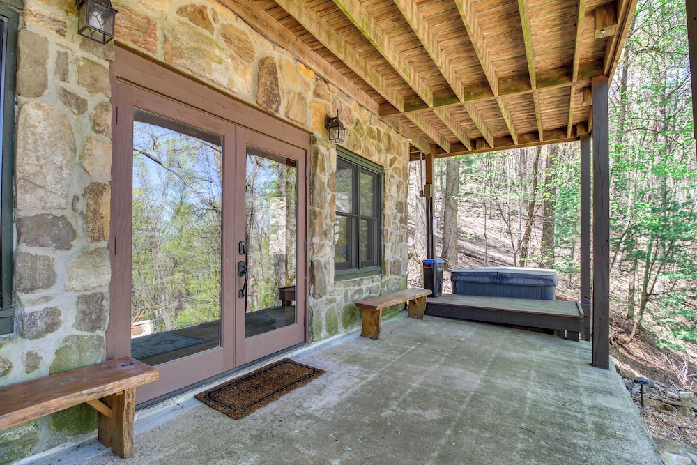 Ellijay Cabin 7 Mi to Dtwn: Hot Tub & Mtn Views