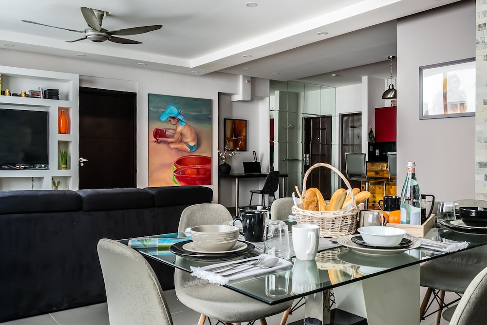 Diaphanous Urban Apartment