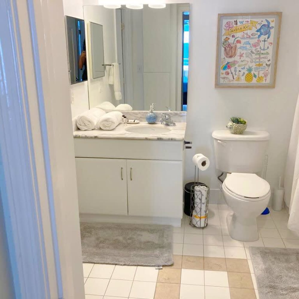 Modern 1-br Condo in Upscale Brickell Locale