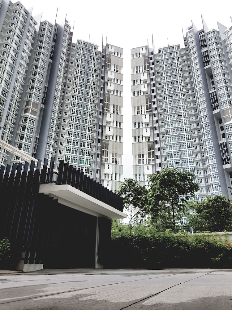 Holi 1Medini Suites