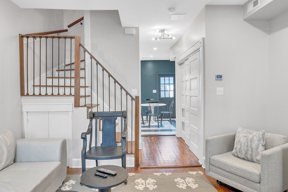 Chez Old Town Walk To Shops Metro & Waterfront 2 Bedroom Townhouse