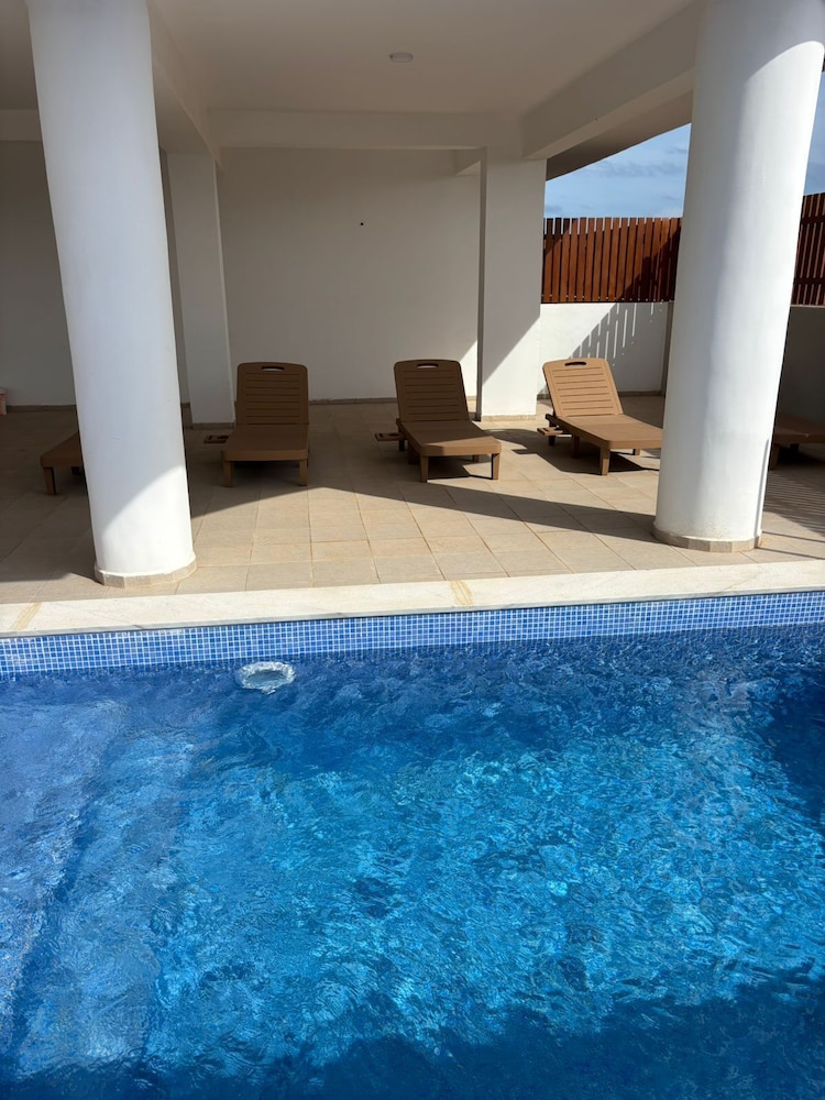 Joli Beach House - Spacious Ground Floor T2 Apartment