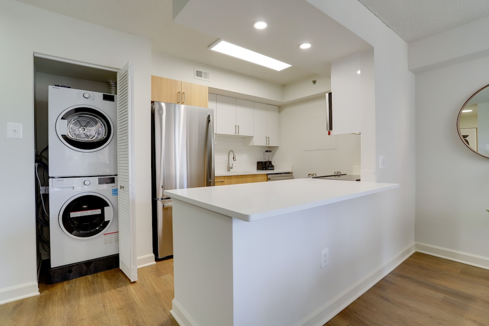 Luxury Apt with Rooftop Pentagon City view 2