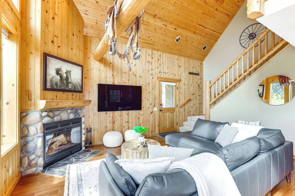 Hike, Fish & Ski: Redmond Escape w/ Hot Tub!