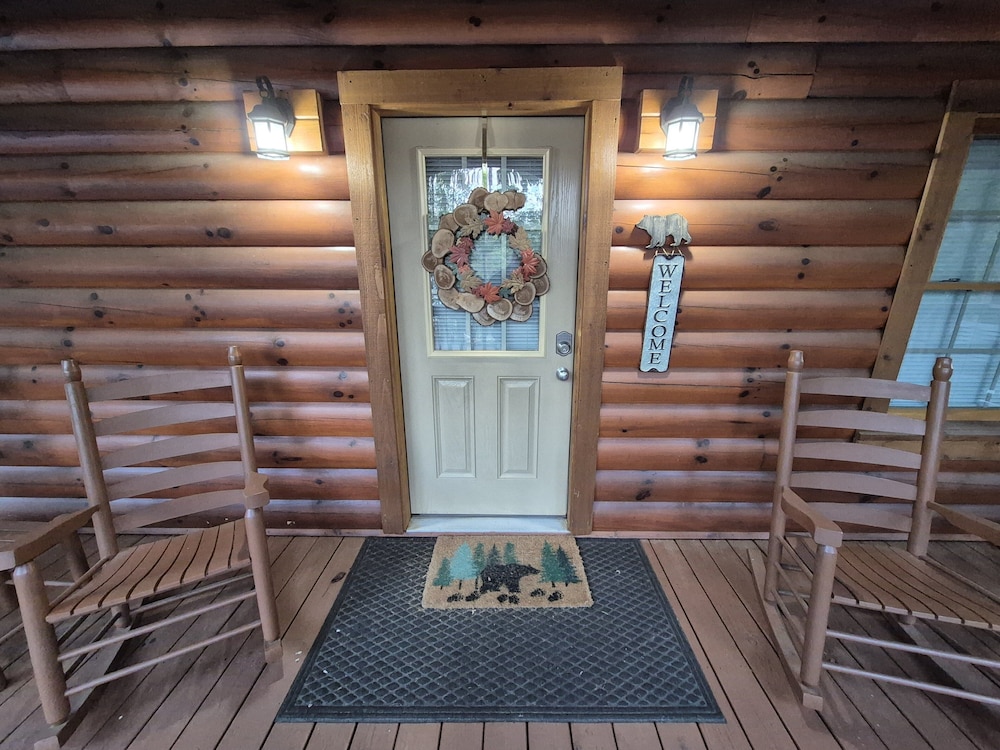 Black Bear Retreat 2 Beds! 2 Bedroom Cabin