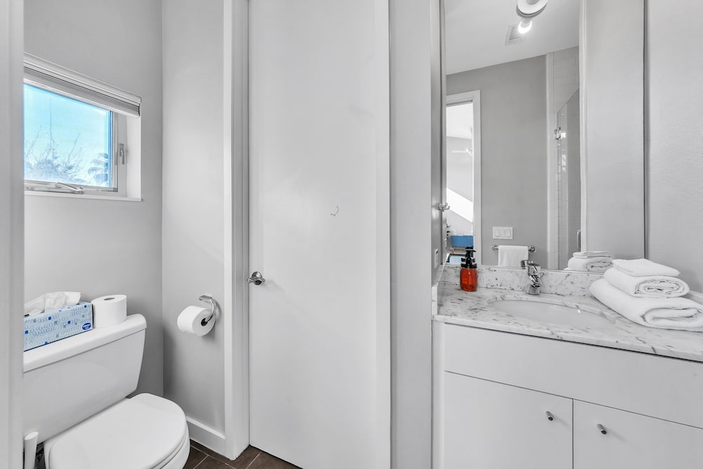 Modern Comfort In The Heart Of Museum District 3 Bedroom Townhouse