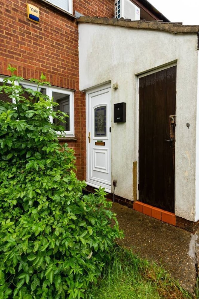 Charming 1-bed Apartment in Luton view 3