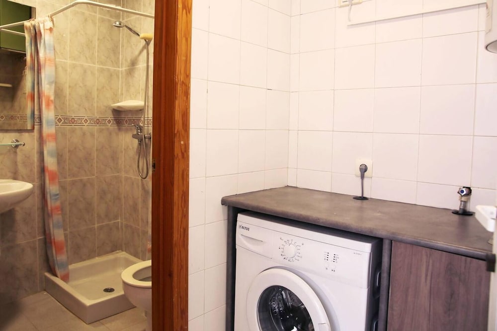Modern 3-bed Apt, Sleeps 7, 6 Min Walk to Beach