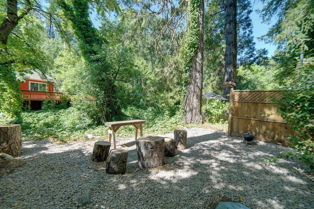 Golf & Hike: Cobb Mountain Cabin in Scenic Forest!