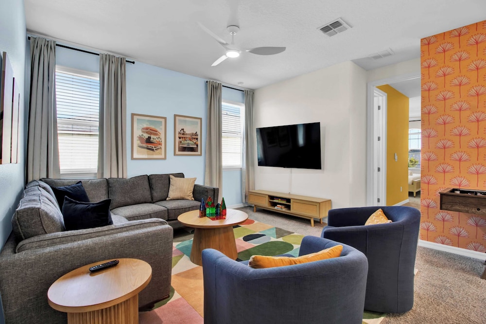 Sleeps 20! 9bdr, Star Wars-themed Game Room, Pool, Hot Tub Nassau by Avantstay