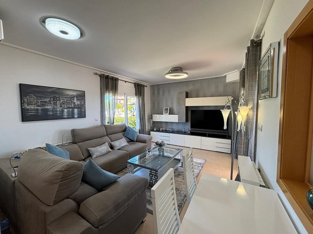 6 Guests - 3BR - Private Pool - Mountain Views
