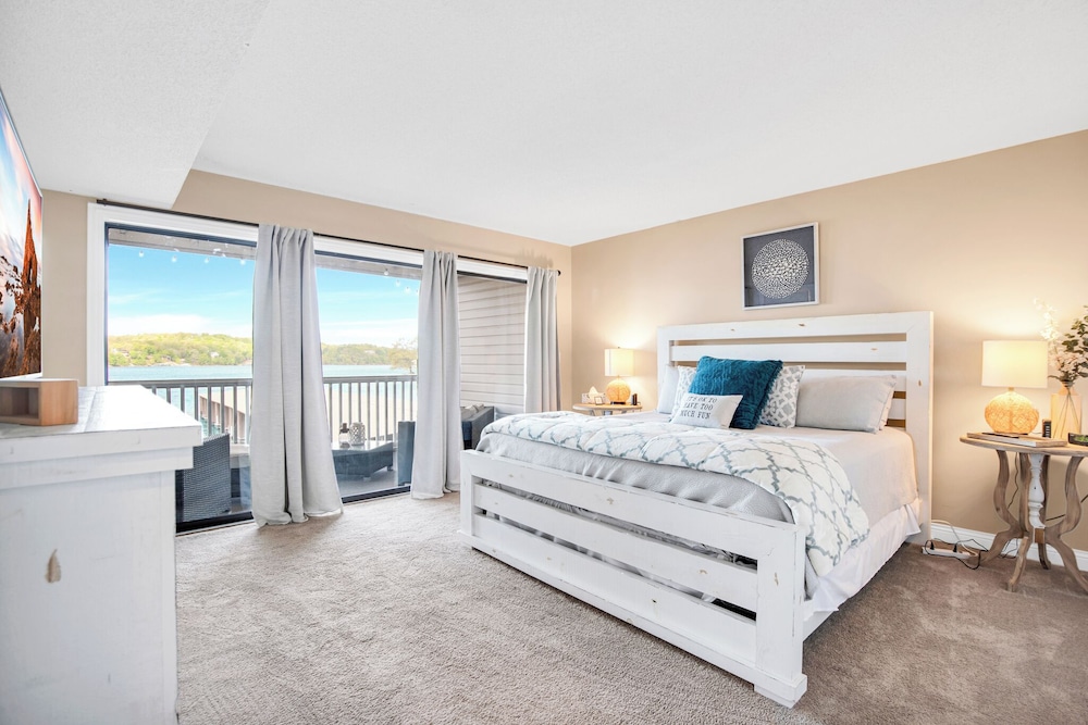 Spacious Family Friendly 3 Bed/3 Bath w/ Amazing Views, Lakeside Pool, & Boat Slip