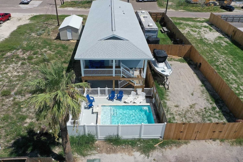 Sleeps 16 2 Homes, Priv Pool, Ping-pong 1block to Alister St. Shops & Dining