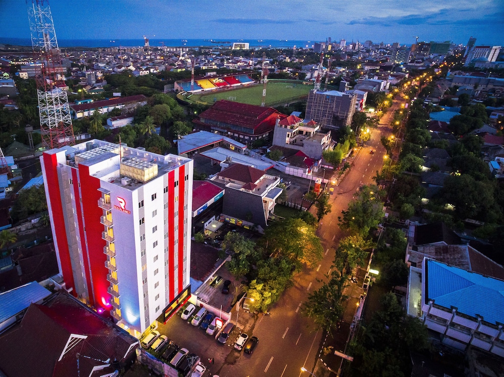 Hotel Monoloog Hotel Makassar - Image 1