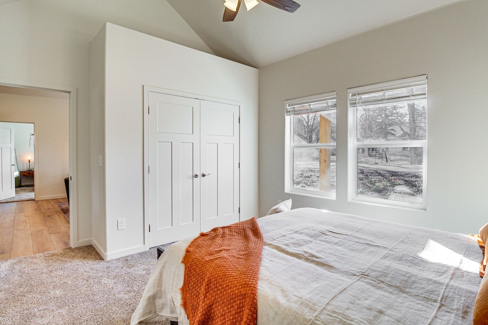 Lakeside Vacation Rental: 4 Mi to Show Low Lake!