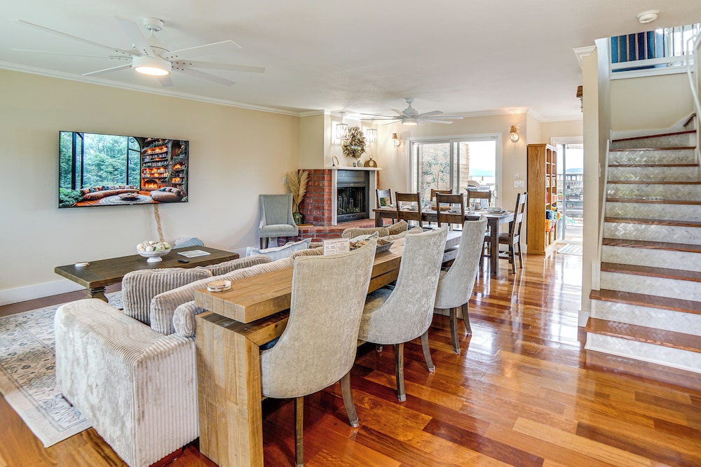 Waterfront Clear Lake Home w/ Game Room & Deck!