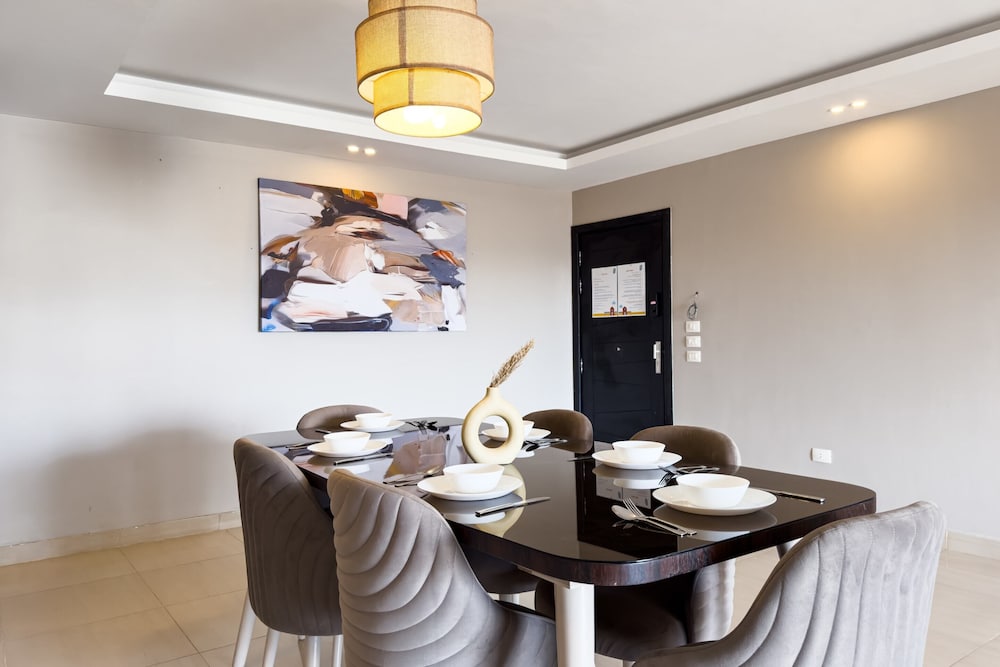 Flattering 2bdr - 5 min to Airport